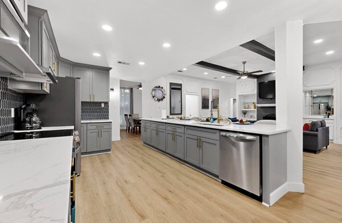 Southwest Carrollton House | Modern Design & Chef's Kitchen & Spacious &Stylish