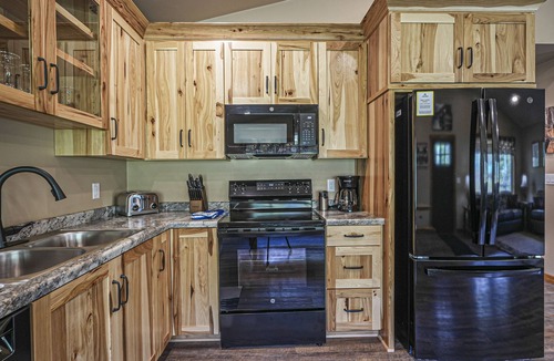 Conover Cabin | Modern dog-friendly cabin with hot tub, gas fireplace, patio, grill, & washer/dr