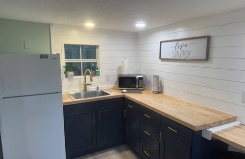 Fish Hawk House | Modern Farmhouse Studio - Queen Bed - 1 Acre