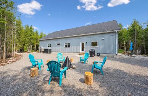 Lion's Head House | Modern Forest Paradise Bruce Peninsula