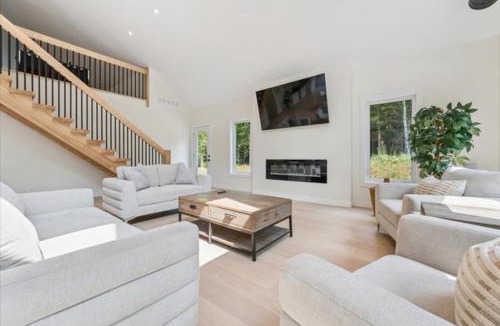 Lion's Head House | Modern Forest Paradise Bruce Peninsula