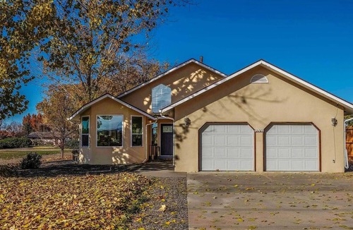 Montrose House | Modern Golf Course Retreat Near Trails & Town