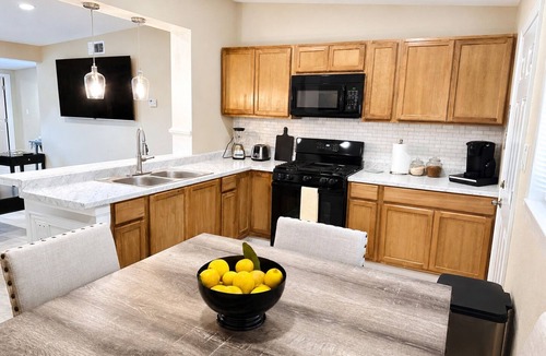 Hobbs House | Modern Home, 3BR 2BA , Smart TV, Free Parking, Fast WiFi
