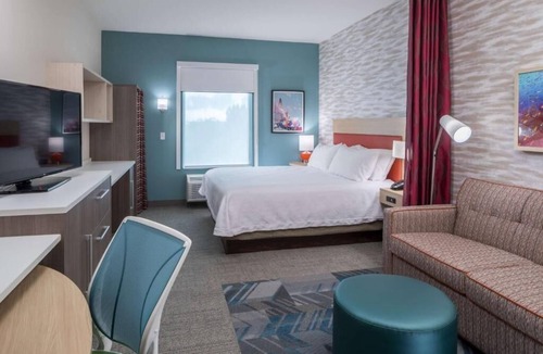 Port Canaveral Hotel | Modern King Studio w/Kitchen & Pool Bar | 1 mi to Port Canaveral