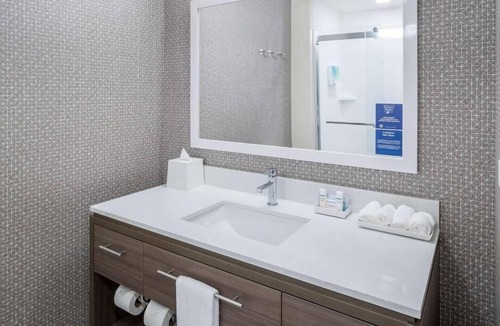 Port Canaveral Hotel | Modern King Studio w/Kitchen & Pool Bar | 1 mi to Port Canaveral