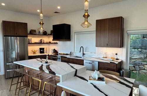 Landing House | Modern lake home where asymmetry and precision evoke elegance.