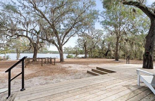 Putnam Hall House | Modern Lakefront Home w/Beach &Dock-30 mins to UF/Gainesville, Sleeps 10