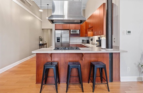 Wholesale District Apartment | Modern Loft next to Georgia St and Convention Center