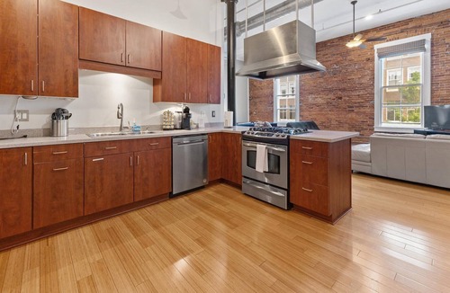 Wholesale District Apartment | Modern Loft next to Georgia St and Convention Center