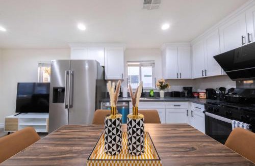 East Los Angeles Apartment | Modern Luxe Ensuite by USC Shared Living