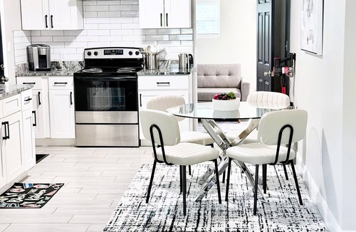 Lakeland House | Modern Luxe Retreat - Fully Furnished Short-Term Rental in Lakeland