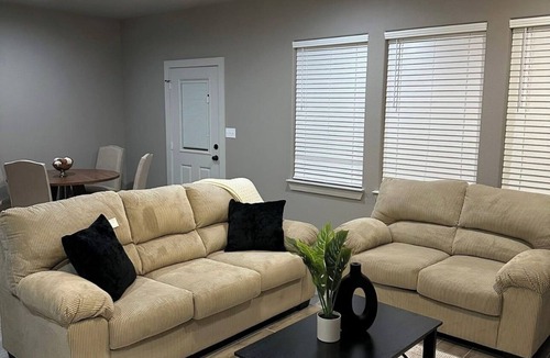 Oaks Historic District House | Modern Luxury Meets Cozy Comfort,n3BR Townhome Retreat
