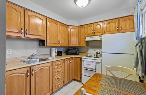 Waterford Valley Apartment | Modern Manor Studio WiFi Parking