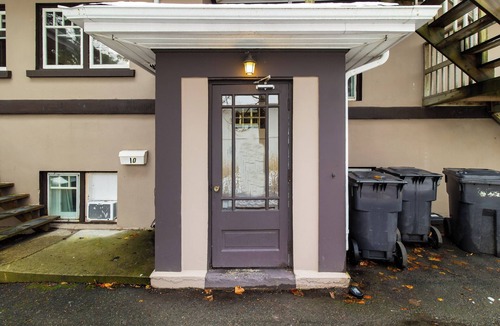 Waterford Valley Apartment | Modern Manor Studio WiFi Parking