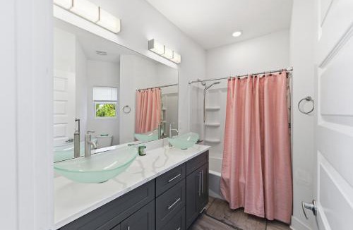 Crestview House | Modern Pine-Scented Retreat – 30 Mins to Beach! home