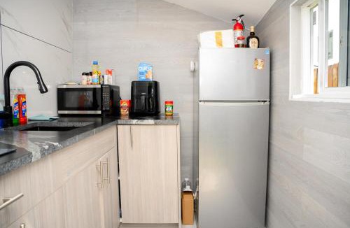 North Lauderdale House | Modern Private Studio w-Kitchen-Near Beach N-Dining FIFA World Cup Ready