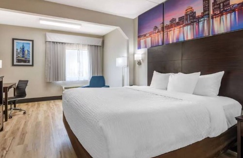 Jeffersontown Hotel | Modern Room near Bluegrass Indoor Karting | Free Parking & Breakfast!
