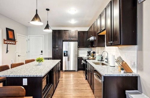 Italian Village Condo | Modern & Spacious 2BD 2BA in Italian Village w Parking, Gym, Pool & Workstation