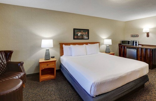Moline Hotel | Modern Stay in Moline | 4.0 mi to Figge Art Museum | Downtown Attractions