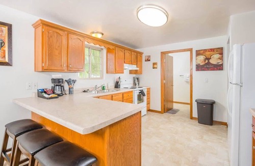 De Pere House | -Modern Townhouse -A Short Drive to the Draft!
