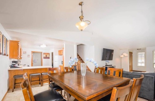 De Pere House | -Modern Townhouse -A Short Drive to the Draft!