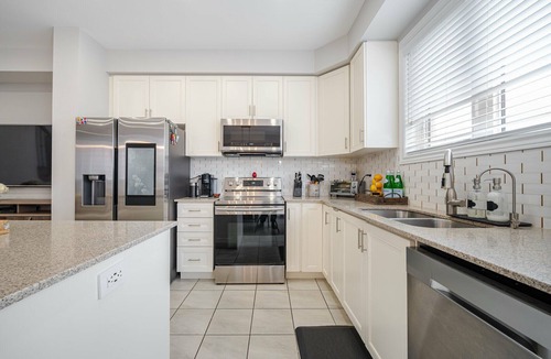 Bolton House | Modern Townhouse in quiet neighbourhood w/Basement Arcade and Outdoor Hot-tub