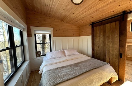 Ottawa Cabin | Modern Treehouse Retreat with River Access near Starved Rock State Park in Utica, Illinois