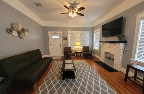 Lakeland Apartment | Modern Two Bedroom Home
