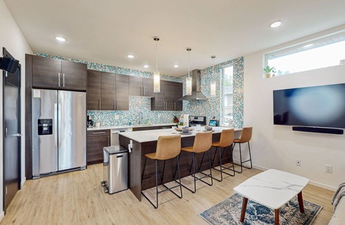 Greenwood House | Modern, urban townhome with rooftop patio views, gas grill and fire pit