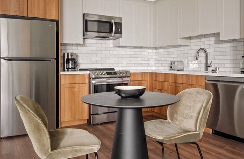 Walnut Creek Apartment | Modern Walnut Creek 1BR w/A/C & W/D, near BART, by Blueground
