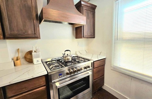 Ferndale Apartment | Modernistic! - hot tub, pool, glamping games MLC