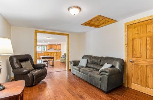 Mather House | Moe's Vineyard - Cabin
