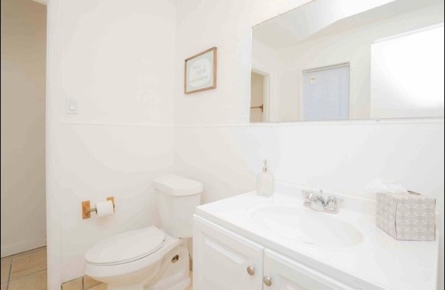 Montgomery House | Montgomery Rustic Chic- Near Downtown