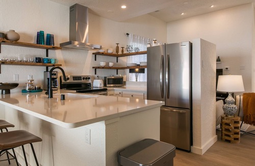Loma Del Rey House | MOON HAVEN: Stylish 2-Bedroom Retreat with Patio