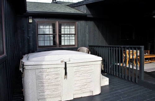 Logan Ski Chalet | Morehead Lodge, Spacious 5BR Hocking Hills Lodge with an amazing view