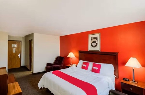 Morton Hotel | Morton King Room: Easy Peoria Access - Near Local Entertainment for Families