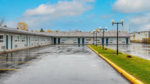 Cornwall Hotel | Motel 6 Cornwall Hwy 401 ON
