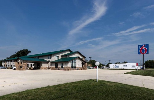Kewanee Hotel | Motel 6-Kewanee, IL