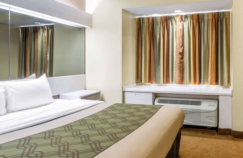 Tillmans Corner Hotel | Motel 6 Mobile, AL
