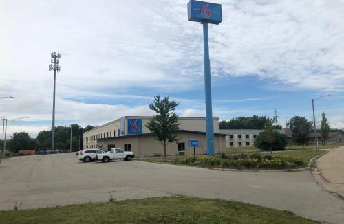 Orange Prairie Hotel | Motel 6 Peoria, IL