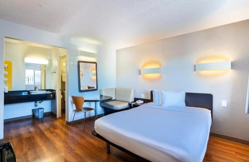 Pleasanton Hotel | Motel 6-Pleasanton, CA