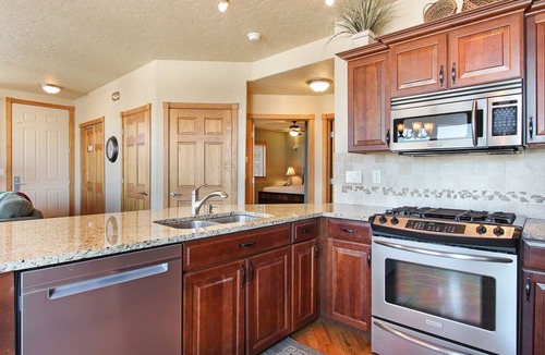 Estes Park Condo | Mount Cirrus 10B - 2 Br Condo with Private Hot Tub - Mountain Views