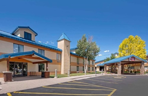 Eagle Hotel | Mountain Comfort Near Vail & Beaver Creek | 2 Units | Pool & Breakfast Included