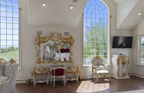 Mt. Bethel House | Mountain Valley Mansion/200-Acre Farm/Sleeps 34/Outdoor Pool + Jacuzzi