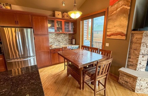 Estes Park Condo | Mountain View Condo Near RMNP with Fireplace & Spacious Deck with Grill