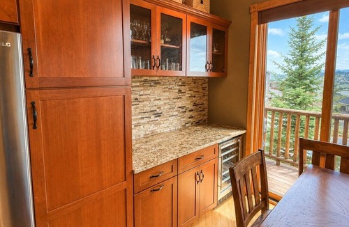 Estes Park Condo | Mountain View Condo Near RMNP with Fireplace & Spacious Deck with Grill