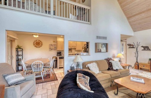 Lead House | Mountainside Chalet – Black Hills Retreat with Entertainment Room & Hot Tub