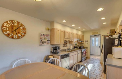 Lead House | Mountainside Chalet – Black Hills Retreat with Entertainment Room & Hot Tub