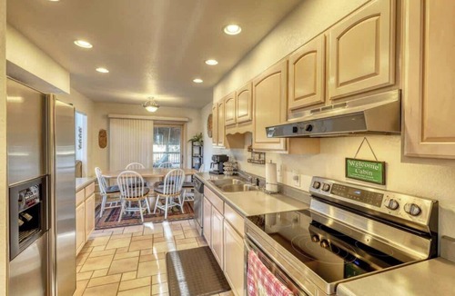 Lead House | Mountainside Chalet – Black Hills Retreat with Entertainment Room & Hot Tub