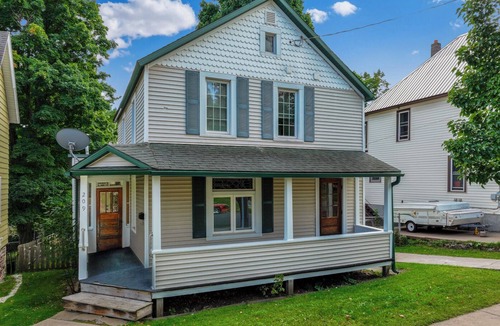 Upper Peninsula Michigan House | MQT 3BR Close to Ski/Bike - Enjoy Prime Location!